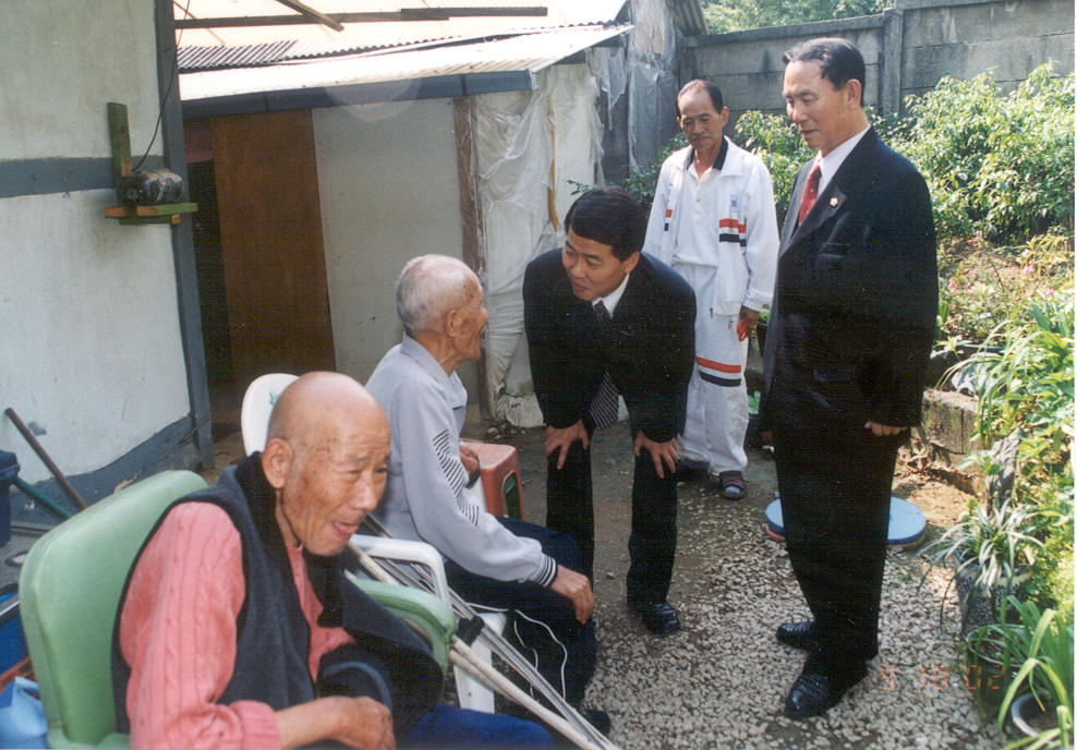 2002년 불우시설을 방문하여 위문격려하는 권오규의장과 단창욱의원