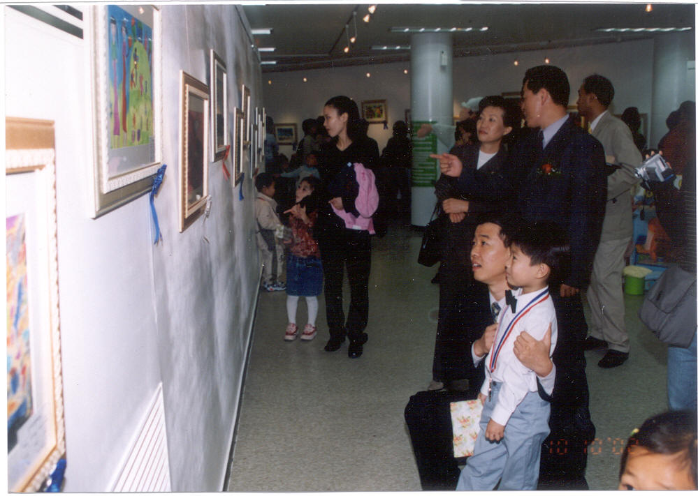 희망을주는 어린이 미술대회 시상식에 참석하여 수상 어린이와 함께 작품감상하는 권오규의장