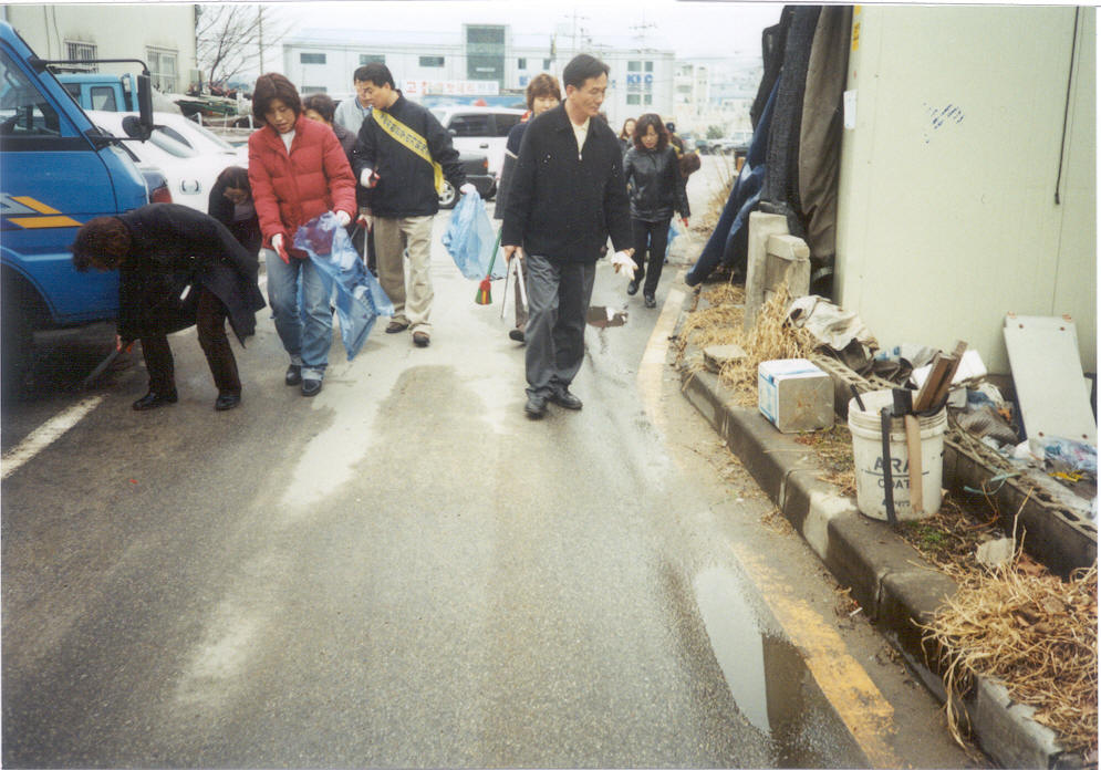권오규의장은 오전동민 및 사회단체 임원들과 함께 깨끗한 거리조성 일환으로 대청소를 실시