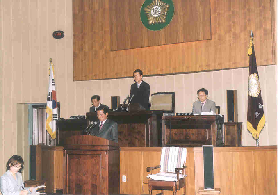 제109회 임시회에서 권오규 의장 사회로 시정질의에 답변하는 이형구 시장