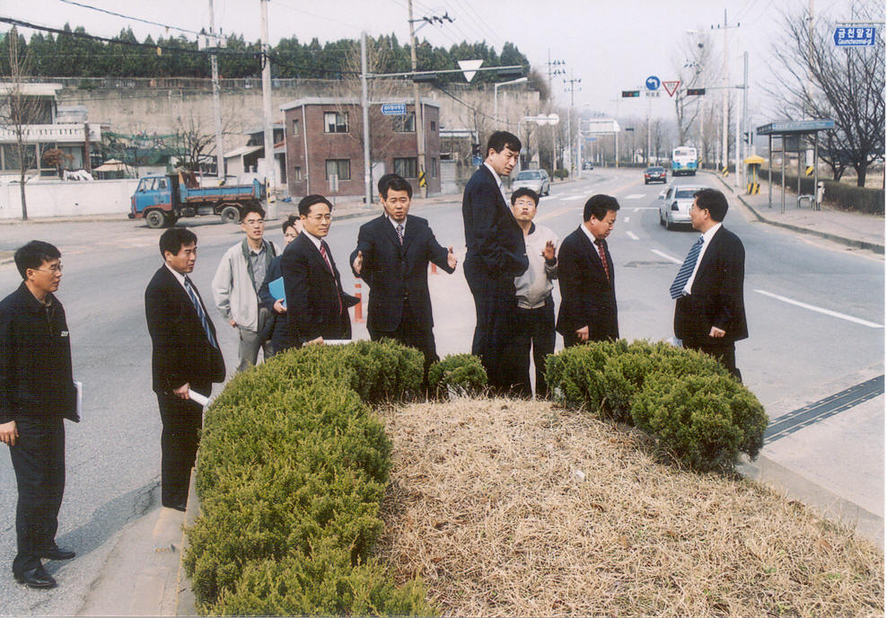 2003 해빙기 재해취약지구 현장확인하고 개선사항을 제시하고 있는 권오규 의자와 시의회 의원