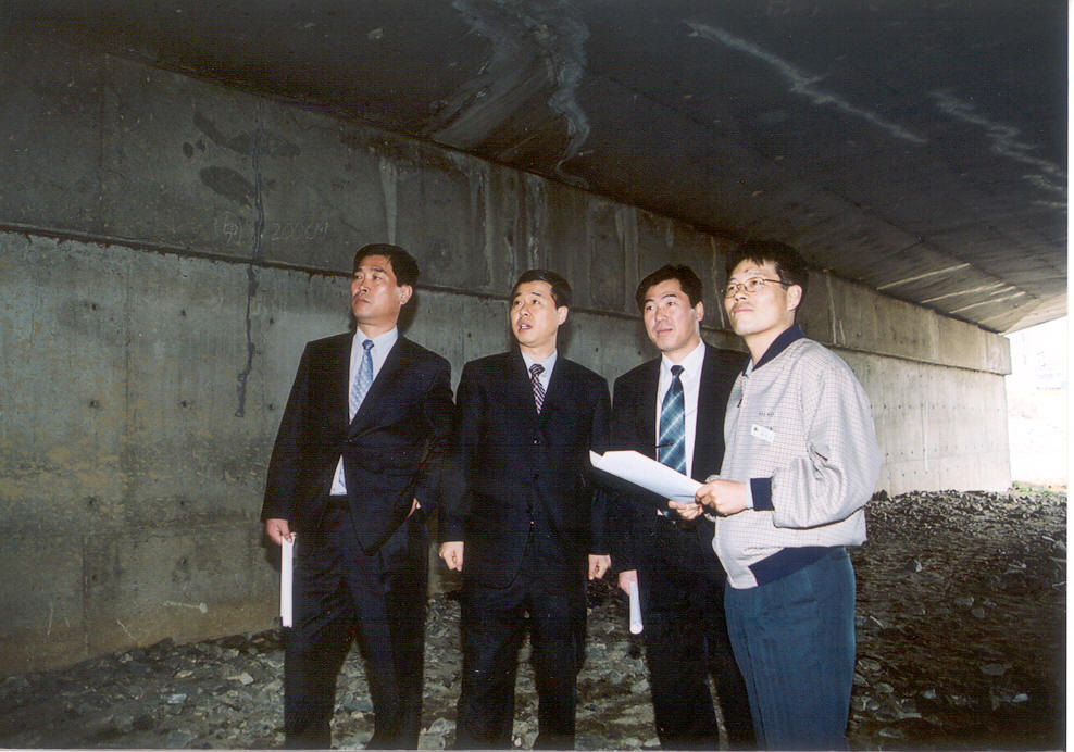2003 해빙기 재해취약지구 현장을 확인하고 있는 권오규 의장,김상현의원,김상돈 의원과 관계공무원