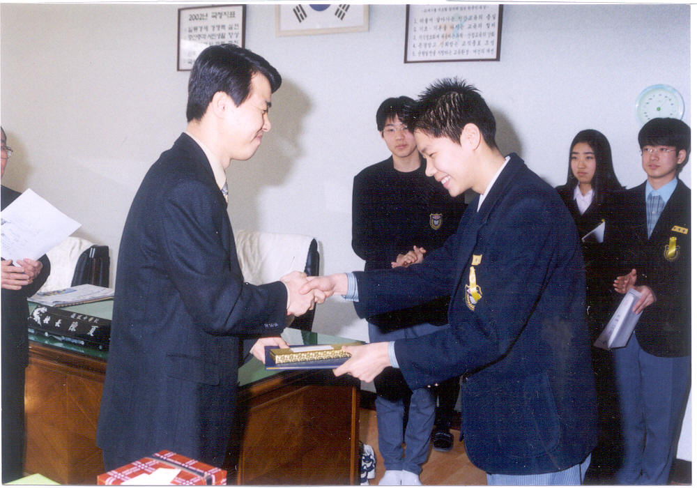 정원고등학교 모범학생에게 표창장을 수여하는 권오규의장