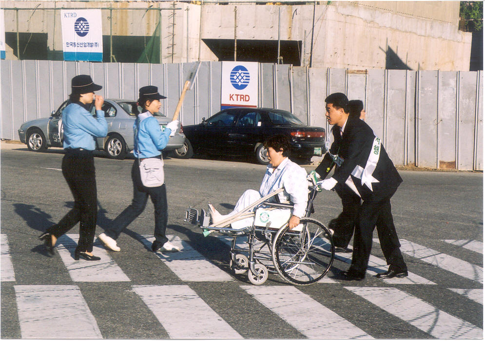 고천초등학교 녹색어머니회 회원들과 고천동 선병원 앞 도로에서 몸이 불편한 환자들의 도로횡단을 도와주는 권오규의장