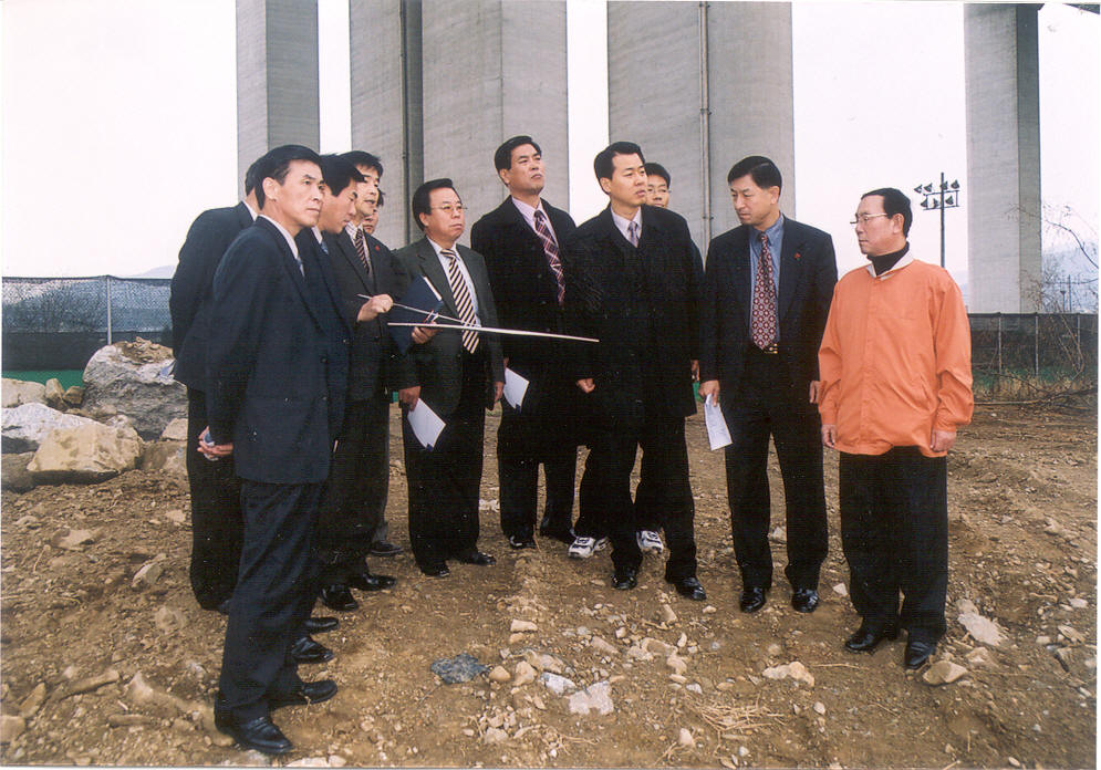 2003년도 의왕시의회 행정사무감사 현장확인 실시하고 있는 권오규 의장과 의원들