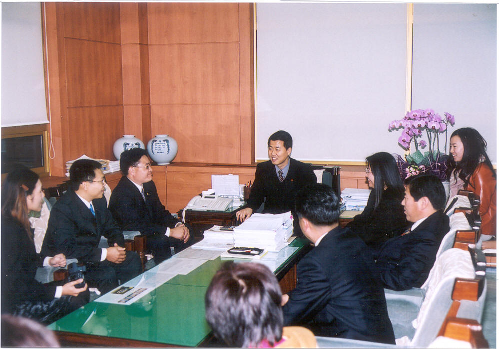 의왕시의회를 방문한 대만JC회원들과 면담하는 권오규의장