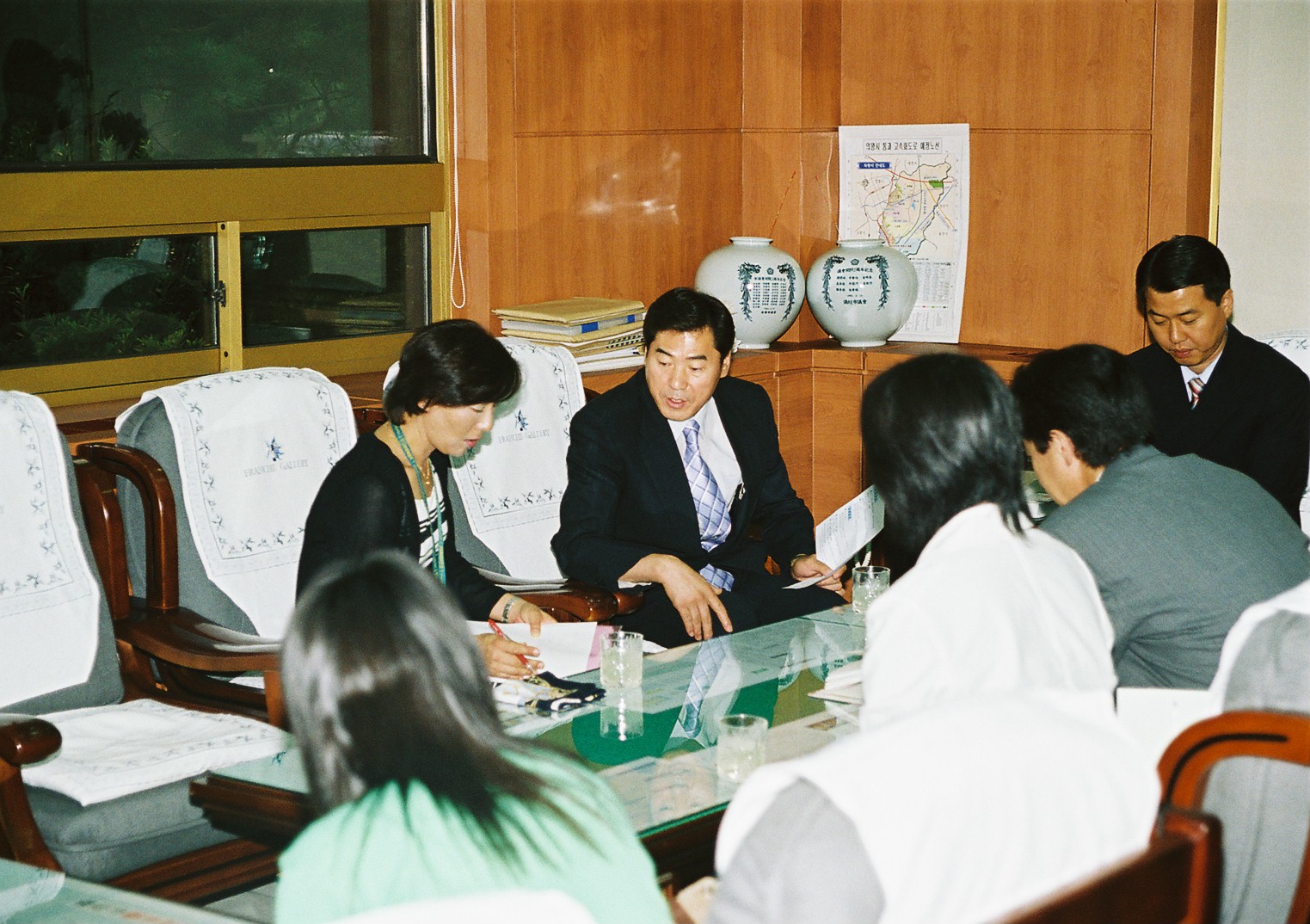  일본 키미츠시 학생들의 질문에 답변하고 있는 김상돈 부의장 ('04.8.17)