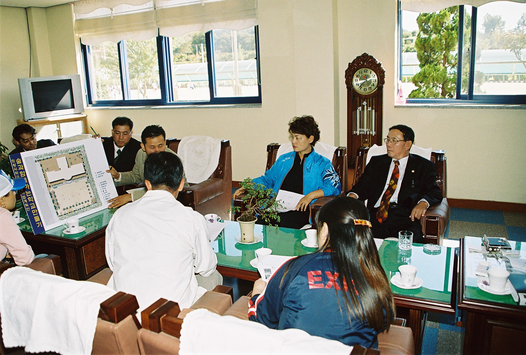 단창욱(부곡동)의원은 덕성초등학교 학교숲조성사업설명회에 참석하였다('04.10.5)